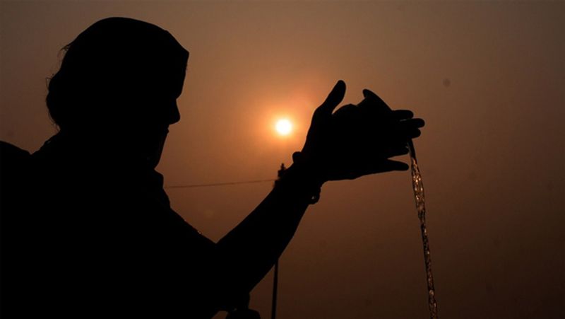 सूर्यदेव को जल चढाने से भी स्वपन दोष से मुक्ति मिलती है। रोज सूर्य को जल चढ़ाने से मनुष्य का मन और विचार शुद्ध रहते हैं और उसे बुरे सपने नहीं आते।