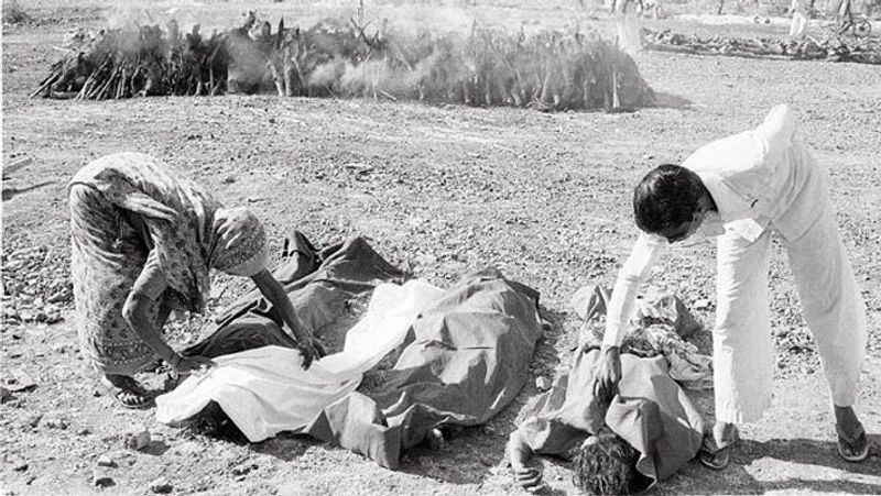 16 दिसम्बर 1984
सुबह 9-10 बजे आसमान में हेलीकॉप्टर उड़ते दिखाई दिए, जो शायद पानी बरसा रहे थे। हमारी छत से वे बार-बार चक्कर लगाते हुए नज़र आ रहे थे। मुझे समझ में नहीं आया कि इसके लिए शहर क्यों ख़ाली कराया गया? 16 दिसम्बर के बाद धीरे-धीरे बीमार और परेशान लोग घर लौटने लगे थे। मैंने घर के लोगों के मना करने के बावजूद ड्यूटी ज्वाइन कर ली थी। हमीदिया अस्पताल और जेपी नगर (वह इलाका जहां सबसे ज्यादा लोग मरे तथा बीमार हुए थे) में राहत सामग्री पहुंचाने, तत्कालीन प्रधानमंत्री राजीव गांधी के आगमन आदि कार्यों में मेरी ड्यूटी रही।