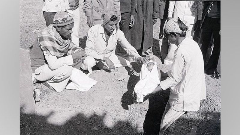 26 मार्च 1985
हम चार अधिकारी डीके व्यास, एचजी शर्मा, एनसी टंडन और मैं गैस त्रासदी में मरने वालों के उत्तराधिकारियों की जांच करने के लिए एग्जिक्यूटिव मजिस्ट्रेट नियुक्त किए गए थे। कलेक्टर आफिस में कंट्रोल रूम बनाया गया था। जहां हम लोग एक ही बड़े हाल में थोड़े-थोड़े से फ़ासले पर बैठते थे। अंदर और बाहर बीमार और परेशान लोगों का हुजूम था। उसी भीड़ में तरह तरह के विदेशी चेहरे कैमरा लटकाए फ़ोटो खींचते हम तक पहुंचने और सवाल पूछने की कोशिश करते। किंतु हम उनके किसी सवाल का जवाब न देकर गैस के शिकार लोगों की मदद में व्यस्त रहते। मरने वालों की फ़ोटो सहित कम्प्यूटर सूचियां बनाई गई थीं। उनकी पहचान और उनके वारिसों की तलाश और प्रमाणीकरण किया जाना था। लोगों की आंखें लाल थीं। वे खांस रहे थे। पूरा हॉल अजब सी दुर्गन्ध से भरा रहता था। अपनों की तलाश में लोग सूचियों को देख रहे थे। जिनके मृतक पहचान में आ गए थे, उनके बयान दर्ज किए जाते थे। औरतें कई बार देर तक रोती रहती थीं। वे कुछ भी बोल नहीं पाती थीं उनके बच्चों ने उनके सामने तड़प-तड़प कर दम तोड़ दिया था। उनके दर्द को महसूस कर बयान लिखना मुश्किल हो जाता था। आगे जारी है यह कहानी...