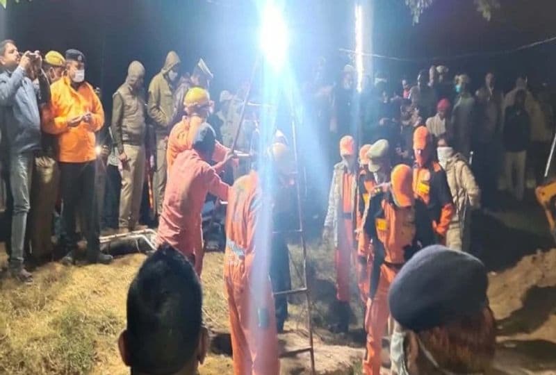 आनन-फानन में सिलेंडर और नली आदि के माध्यम से गड्डे में ऑक्सीजन पहुंचाई गई। रात करीब दो बजे दो से तीन फीट की खोदाई बाकी रह गई थी। प्रशासन ने दावा किया कि 15 से 20 मिनट में बच्चे के पास तक टीम पहुंच जाएगी। फिलहाल बचाव कार्य के दौरान बच्चे की आवाज नहीं आ रही थी, ऐसा में लगा बच्चा सो गया हो।
