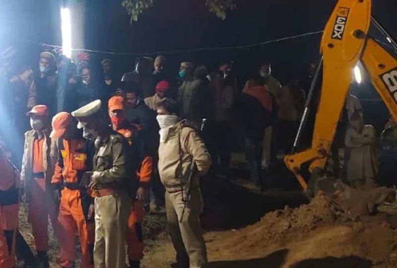 रात करीब 02: 20 पर एसडीआरएफ टीम को खोदाई के दौरान बोरवेल में फंसे बच्चे के पास पहुंचने से पहले ही पानी मिला। जिस कारण से रेस्क्यू ऑपरेशन में कुछ दिक्कतें महसूस हो रही थीं। लेकिन आज सुबह 8 बजकर 44 मिनट पर बोरवेल से घनेंद्र को बाहर निकाला गया। जिसके बाद डॉक्टरों ने उसे मृत घोषित कर दिया।