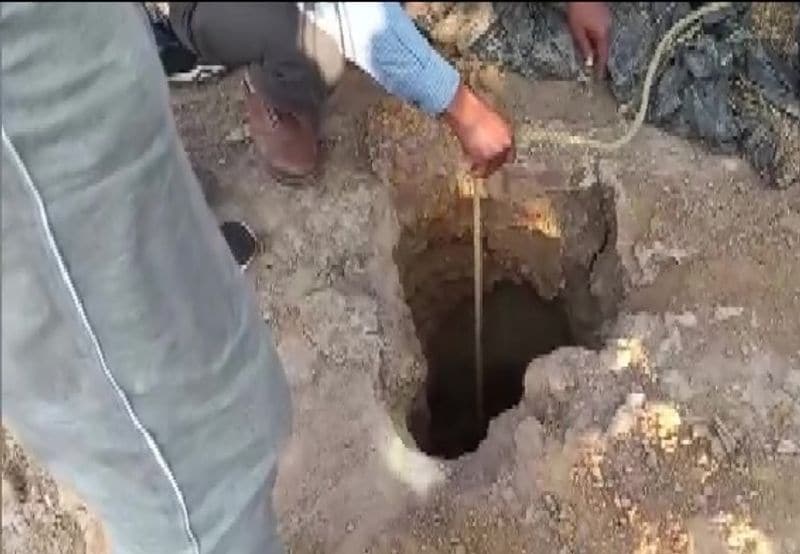 अपराह्न करीब एक बजे जब भगीरथ व उनकी पत्नी को सिंचाई से फुरसत मिली तो घनेंद्र गायब मिला। काफी खोजबीन के बाद बोरवेल के पास पहुंचने पर बेटे की रोने की आवाज सुनकर चीख पड़े। 