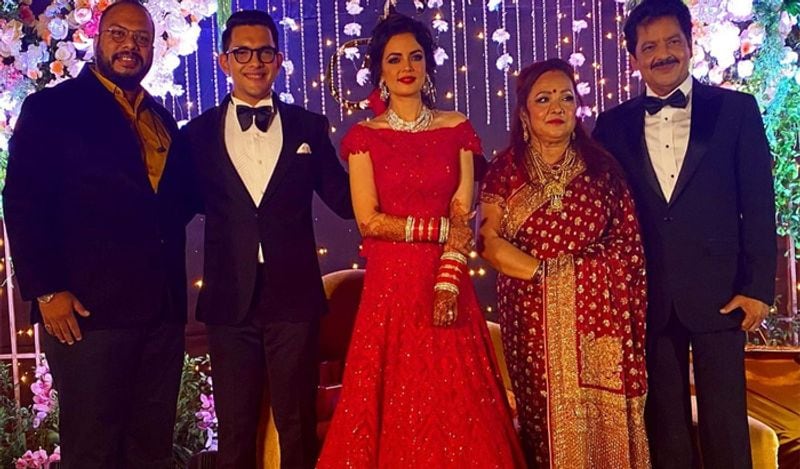 वेडिंग रिसेप्शन में आदित्य ने अपनी नई दुल्हन के साथ डांस भी किया। डांस करने के दौरान आदित्य पत्नी के साथ रोमांटिक दिखे और उन्होंने उनके माथे पर Kiss कर और श्वेता पर प्यार भी लुटाते नजर आए।
