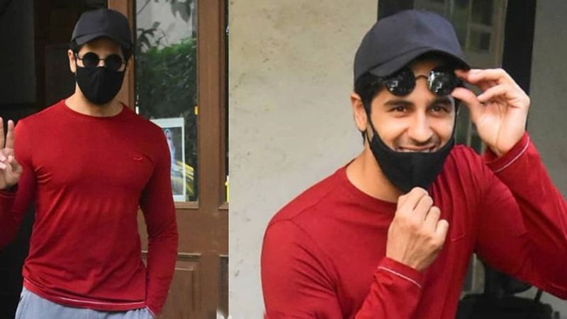 सिद्धार्थ मल्होत्रा ने गॉगल और मास्क निकालकर कैमरामैन को अपना चेहरा दिखाया। 