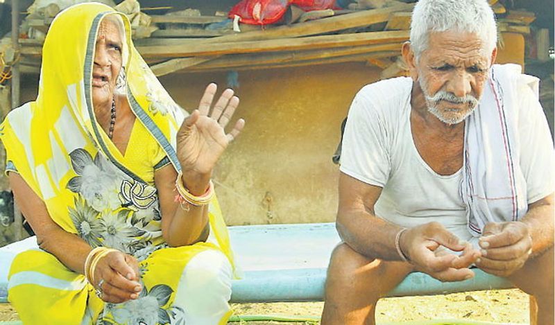 यह हैं शहीद हेमराज मीणा की मां रतन बाई और पिता हरदयाल मीणा। अपने बेटे को खोने का दु:ख इन्हें जिंदगी भर रुलाता रहेगा। लेकिन उन्हें इस बात का गर्व है कि बेटा देश पर न्यौछावर हुआ है। हेमराज छुट्टियों के बाद ड्यूटी पर पहुंचे थे, तभी 2 दिन बाद उनके शहीद होने की खबर घर पहुंची थी।