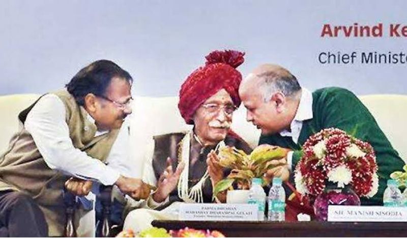 सब ठीक चल रहा था कि उस समय देश का विभाजन हो गया था। सियालकोट पाकिस्तान में चला गया। परिवार सब कुछ छोड़कर सिंतबर 1947 में अम-तसर फिर कुछ दिन बाद दिल्ली आ गया। तब उनकी उम्र 20 साल थी। विभाजन के दर्द को उन्होंने बखूबी देखा और महसूस किया था। उन्हें पता था कि परिवार पाकिस्तान में सब कुछ छोड़ आया है और हिंदुस्तान में सब नए सिरे से शुरू करना है।
