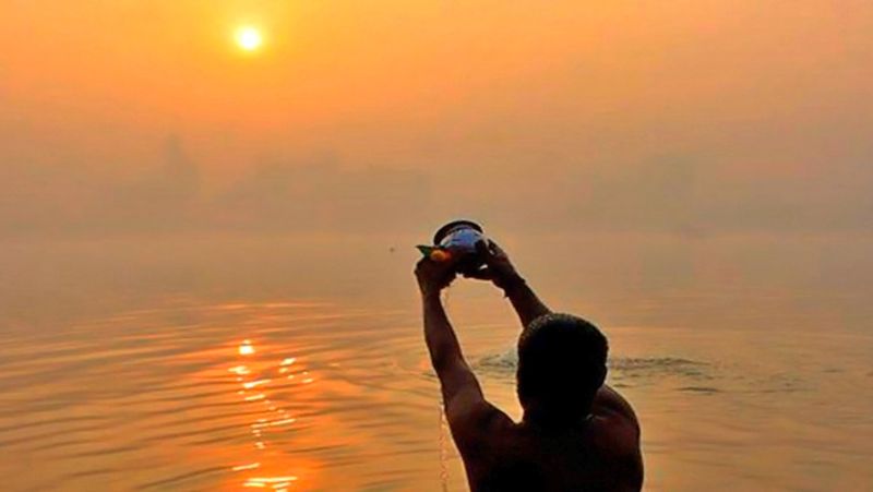 भविष्य पुराण के अनुसार, रोज सुबह स्नान के बाद भगवान सूर्य को जल अर्पित करना चाहिए।