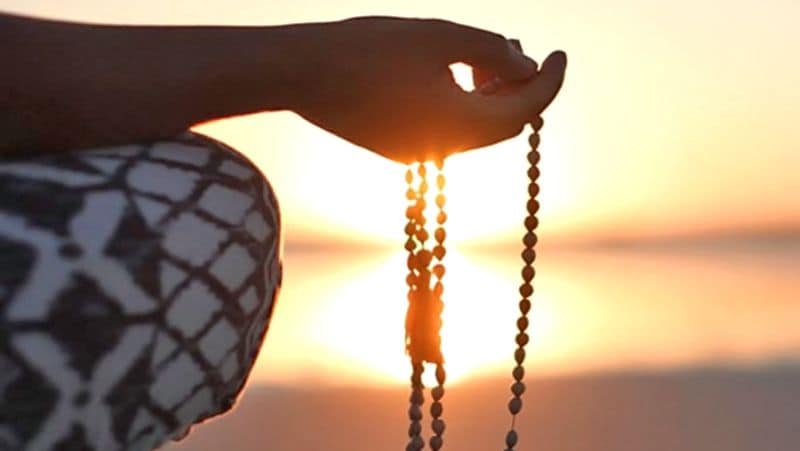 जल अर्पित करते समय सूर्य मंत्र का जाप करें। इस जाप के साथ शक्ति, बुद्धि, स्वास्थ्य और सम्मान की कामना करना चाहिए।