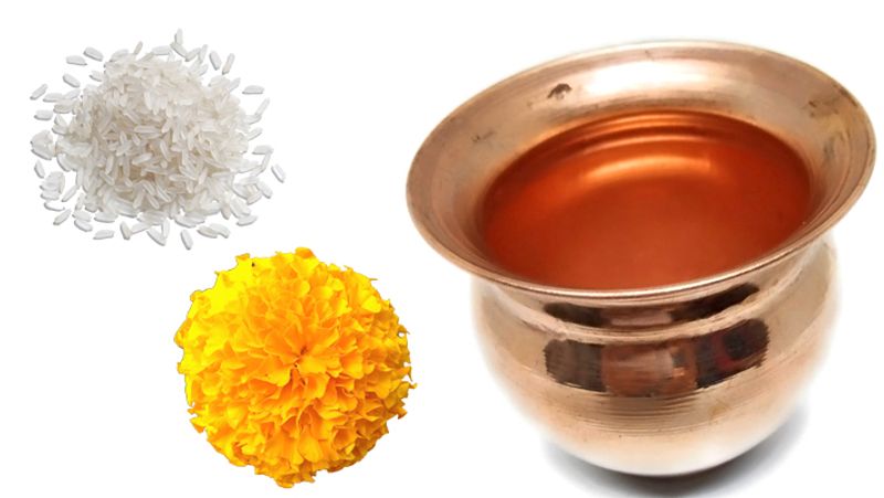 इसके लिए तांबे के लोटे में जल भरें, इसमें चावल, फूल डालकर सूर्य को अर्घ्य अर्पित करना चाहिए।