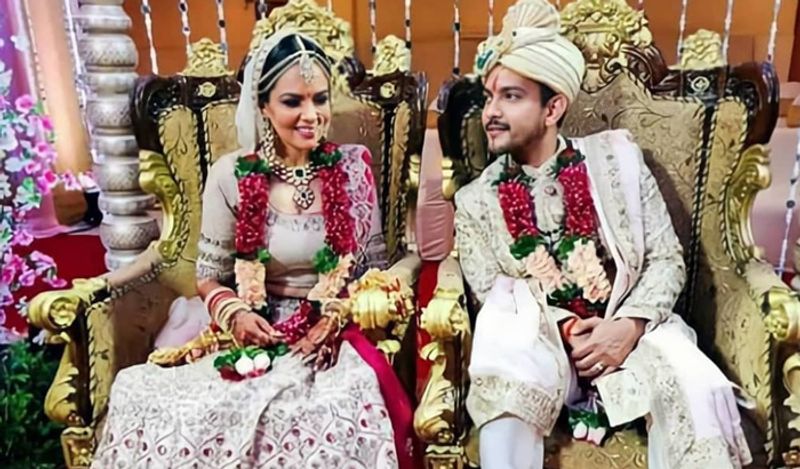 अगर, वेडिंग और रिसेप्शन में दोनों के आउटफीट की बात की जाए तो शादी के दौरान आदित्य-श्वेता ने क्रीम कलर का आउटफिट कैरी किया था और रिसेप्शन में आदित्य ने ब्लैक कलर का शूट तो श्वेता ने रेड कलर का गाउन पहना था। 