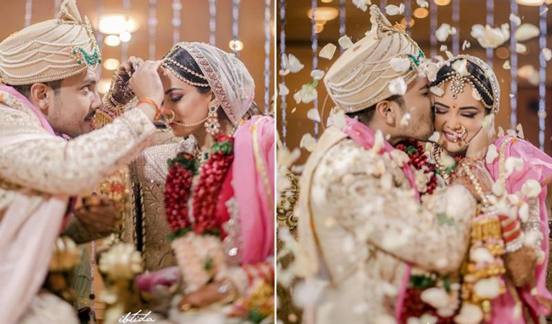 आदित्य नारायण ने इंस्टाग्राम पर एक फोटो पत्नी श्वेता के साथ शेयर की है, जिसे देखने के बाद साफतौर से पता चला कि एक्टर का गर्लफ्रेंड श्वेता को पत्नी बनाने के बाद खुशी का ठिकाना नहीं था और खुशी के मारे खुद को एक्ट्रेस को Kiss करने से रोक नहीं पाए।
