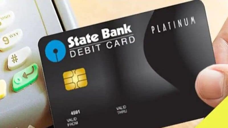 स्टेट बैंक (SBI) के रुपे JCB प्लेटिनम कॉन्टैक्टलेस डेबिट कार्ड से बैंक कस्टमर्स के कैश संभालने के झंझट को कम करेगा। इससे बैंक के कस्टमर्स को एक टैप पर पेमेंट की सुविधा मिलेगी। (फाइल फोटो)