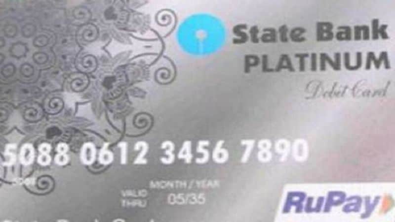स्टेट बैंक SBI) के रुपे कॉन्टैक्टलेस ट्रांजैक्शन को सभी कार्ड स्कीम में अपनाया जा सकता है। इन्हें सुरक्षित और भुगतान के किफायती इकोसिस्टम Ecosystem) उपलब्ध कराने के लिए विकसित किया गया है। इससे सरकार को कैशलेस इकोनॉमी बनाने में मदद मिलेगी। बैंक के बयान के मुताबिक, इस कार्ड में वे सभी फीचर्स हैं, जो कस्टमर्स को अपनी जरूरत और सहूलियत के मुताबिक भुगतान को कस्टमाइज करने का ऑप्शन देते हैं। (फाइल फोटो)