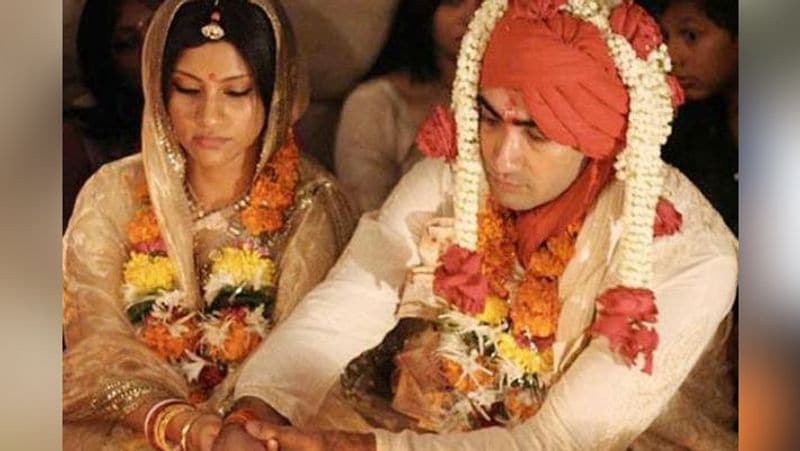 रणवीर से अफेयर के बीच ही कोंकणा प्रेग्नेंट हो गईं, जिसके बाद दोनों ने शादी करने का फैसला लियाष कपल ने 2010 में जल्दबाजी में शादी की। शादी के कुछ महीने बाद ही बेटे हारून को जन्म दिया।