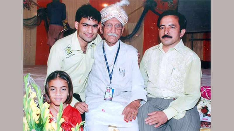 महाशयजी का ह्रदय विशाल था। जब मेरी शादी हुई, तब उन्होंने 25000 रुपए घर-गृहस्थी जमाने के लिए दिए थे।