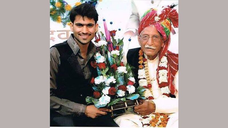 धर्मपालजी के जन्मदिन पर उनके साथ कॉमेडियन पीयूष दुबे।