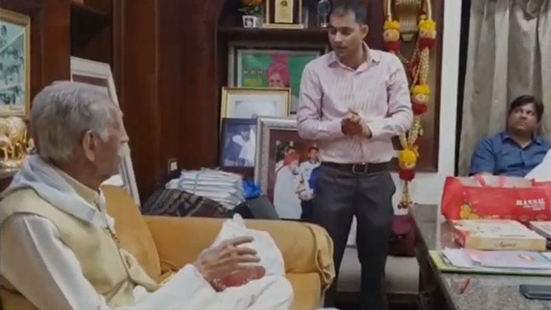 जब भी उनका हंसने का मूड होता, वे हमें बुलाते और मेरी कॉमेडी/कविताएं सुनते।
