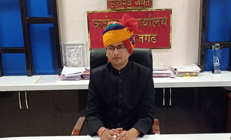 दरअसल, चौंकाने वाला यह मामला राजगढ़ जिले का है, जहां कलेक्टर नीरज कुमार सिंह ने जनता से जुड़ी समस्याओं का समय पर समाधान नहीं कर पाने पर अपनी लापरीवाही मानते हुए खुद के ऊपर ही जुर्माना लगा दिया। यह जुर्माना कोई 500 या हजार की नहीं बल्कि पूरे एक लाख 13 हजार से अधिक का जुर्माना लगाया है।