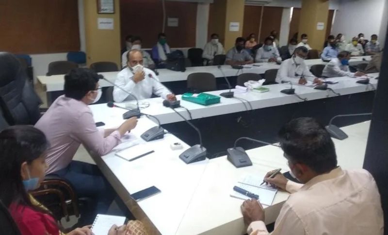 खुद पर जुर्माना लगाने के बाद कलेक्टर ने मीडिया से बात करते हुए कहा कि सभी कर्मचारियों और अधिकारियों से कहा गया है कि संबंधित मामलों को निर्धारित समय के अंदर निपटाएं। नहीं तो इसके अलावा और भी कड़ी कार्रवाई की जा सकती है। अब हर मार काम लेकर हर तहतील स्तर पर समीक्षा होगी।