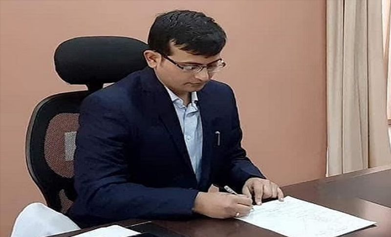 द के अलावा जिन अधिकारियों पर जुर्माना लगाया है, वह सारंगपुर तहसीलदार, जनपद सीईओ सारंगपुर, जिला शिक्षा अधिकारी और प्रधानमंत्री ग्राम सड़क योजना के अधिकारी को कारण बताओ नोटिस दिए गए हैं। राजगढ़ तहसीलदार को भी कलेक्टर ने बिना कारण बताए बैठक में हाजिर ना होने पर नोटिस दिया है।