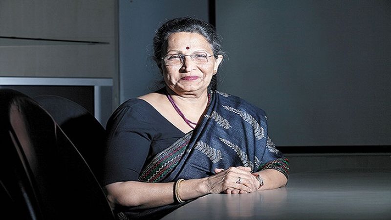 रेणु सूद कर्नाड (Renu Sud Karnad) भारत के सबसे बड़े होम लोन देने वाली कंपनी एचडीएफसी लिमिटेड (HDFC Ltd) की मैनेजिंग डायरेक्टर होने के साथ एनर्जी और इंजीनियरिंग क्षेत्र की एक मल्टीनेशनल कंपनी एबीबी लिमिटेड (ABB Ltd) में स्वतंत्र निदेशक भी हैं। फॉर्च्यून इंडिया की लिस्ट में इन्हें पांचवां स्थान मिला है।