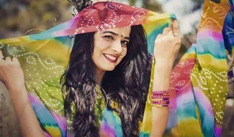 प्रेक्षा मेहता
टीवी शो 'क्राइम पेट्रोल', 'लाल इश्क' और 'मेरी दुर्गा' में काम कर चुकीं एक्ट्रेस प्रेक्षा मेहता ने 25 मई की रात को इंदौर स्थित अपने घर में फांसी लगाकर आत्महत्या की। प्रेक्षा 25 साल की थीं। प्रेक्षा ने खुदकुशी करने से पहले अपनी आखिरी इंस्टा स्टोरी में लिखा था 'सबसे बुरा होता है सपनों का मर जाना।'