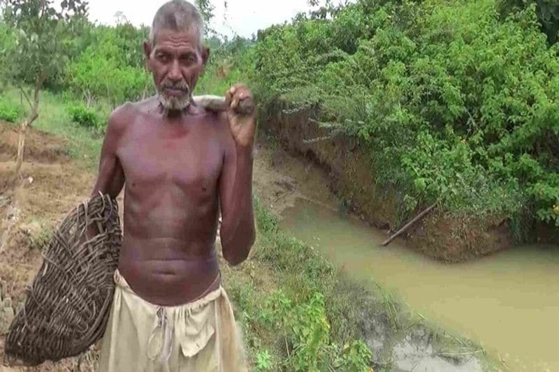 लौंगी ने देखा कि बरसात के दिनों में वर्षा तो होती है, मगर सारा पानी बंगेठा पहाड़ के बीच में ठहर जाता है, उन्हें इससे उम्मीद की रोशनी दिखी। फिर पूरे इलाके में घूमकर पहाड़ पर ठहरे पानी को खेत तक ले जाने का नक्शा तैयार किए और पहाड़ को काटकर नहर बनाने के काम में जुट गए। (फाइल फोटो)
