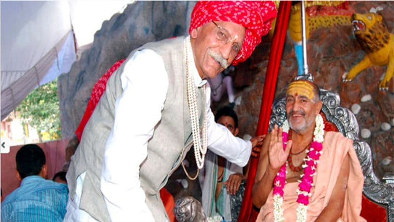धर्मपाल की मेहनत की बदौलत MDH अब करीब 2000 करोड़ रुपए का ब्रांड बन गया है। MDH की आज भारत और दुबई में करीब 18 फैक्ट्रियां हैं जिनमें तैयार मसाला कई देशों में बेचा जाता है। इस समय MDH के करीब 62 उत्पाद बाजार में हैं। वे अपनी कंपनी के विज्ञापन खुद ही करते थे। उन्हें दुनिया का सबसे उम्रदराज ऐड स्टार भी माना जाता था। यूरोमॉनिटर के मुताबिक, धर्मपाल FMCG सेक्टर में सबसे ज्यादा कमाई करने वाले CEO थे। 2018 में उनकी सैलरी सालाना 25 करोड़ रुपये थी।