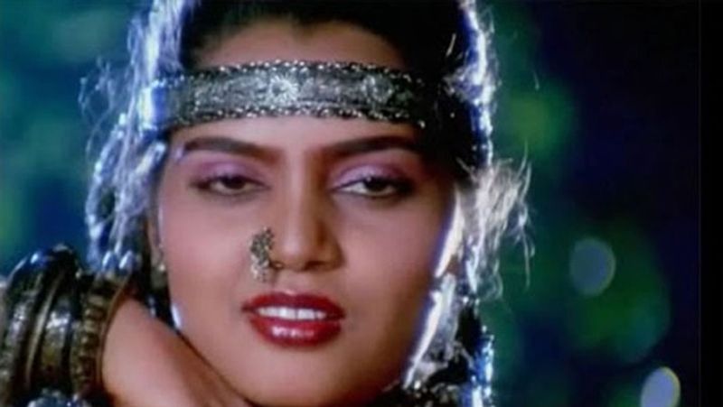 वे प्रोड्यूसर्स से दोस्ती करने लगीं। 1979 में मलयालम फिल्म 'इनाये थेडी' में पहली बार लोगों ने उन्हें परदे पर देखा। स्मिता ने साउथ फिल्म इंडस्ट्री को अपने जादू से हिलाकर रख दिया था।