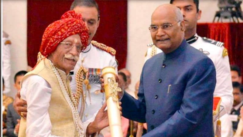व्यापार के साथ ही उन्होंने कई सामजिक काम भी किये हैं । इसमें अस्पताल, स्कूल आदि बनवाना आदि शामिल है। उन्होंने अभी तक कई स्कूल और विद्यालय खोले हैं। महाशय धर्मपाल गुलाटी को पद्म भूषण से सम्मानित किया गया है। महाशय धर्मपाल ऐसे शख्स हैं, जिन्होंने भारत में तांगे से अपना काम शुरू किया और फिर वह मसालों के आइकॉन बन गए।
