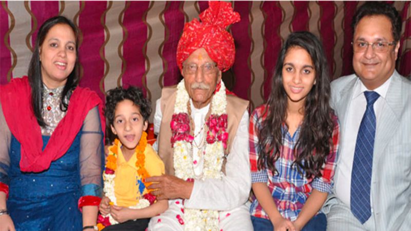 धर्मपाल गुलाटी का परिवार खासा बड़ा रहा। उनकी पत्नी का नाम लीलावन्ती था जिनका निधन हो चुका है। उनके दो बेटे और 6 बेटियां हैं. धर्मपाल गुलाटी के दो भाई और 5 बहनें हैं।