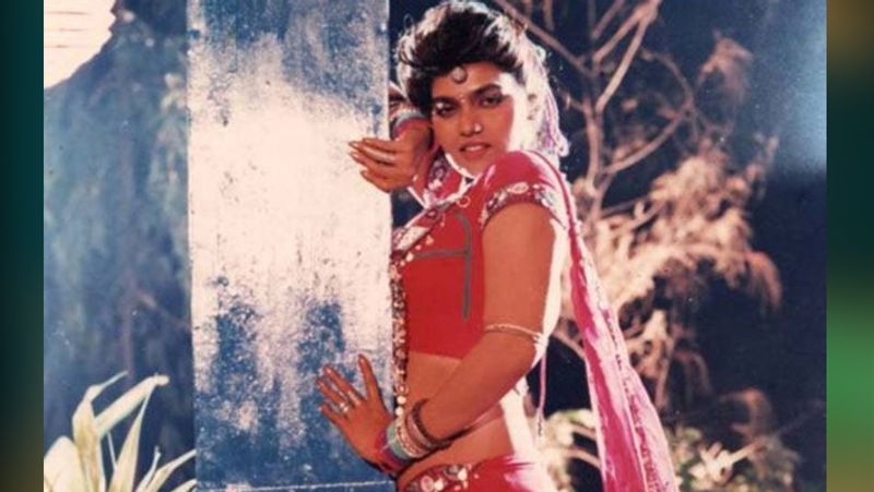 80 के दशक में साउथ फिल्मों में सिल्क स्मिता का जादू ऐसा चला जिसे लोग आज भी भूला नहीं सके हैं। उनके बचपन का नाम विजयालक्ष्मी था। सिल्क साउथ की सबसे बोल्ड एक्ट्रेस मानी जाती थीं। बता दें, सिल्क स्मिता की कंट्रोवर्शियल लाइफ पर 2011 में 'द डर्टी पिक्चर' बनाई गई, जिसमें विद्या बालन ने लीड रोल प्ले किया।