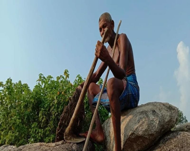 कोठिलवा गांव के रहने वाले लौंगी भुइंया के चार बेटे हैं, काम-धंधे की तलाश में घर छोड़कर चले गए। इसके चलते उनका मन नहीं लगता था और वह सटे बंगेठा पहाड़ पर बकरी चराते। एक दिन में मन में ख्याल आया कि अगर गांव में पानी आ जाए तो पलायन रुक सकता है। फसल उगाई जा सकती है। (फाइल फोटो)