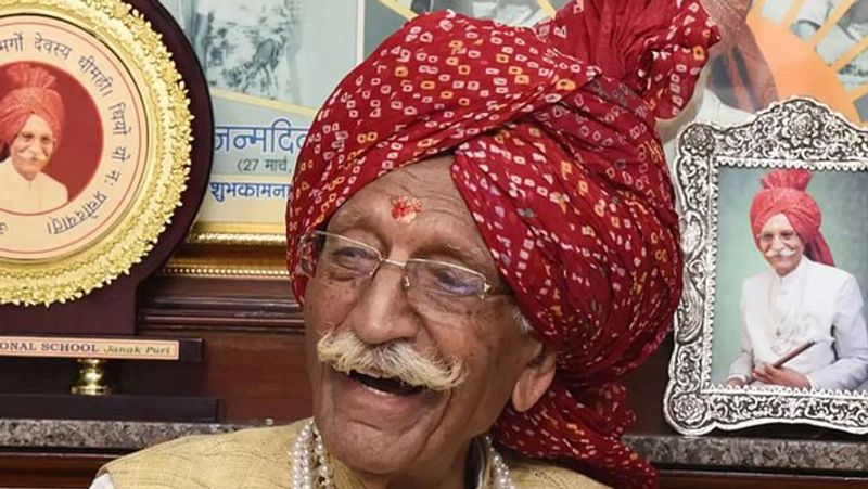 भारत-पाकिस्तान विभाजन के बाद वे दिल्ली आ गए. 27 सितंबर 1947 को उनके पास केवल 1500 रुपये थे। इस पैसों से उन्होंने 650 रुपये में एक तांगा खरीदा और नई दिल्ली रेलवे स्टेशन से कुतुब रोड के बीच तांगा चलाया। कुछ समय धर्मपाल ने तांगा अपने भाई को दे दिया और करोलबाग की अजमल खां रोड पर एक छोटा सा खोखा लगाकर महाशियां दी हट्टी (MDH) के नाम से मसाला बेचना शुरू कर दिया।