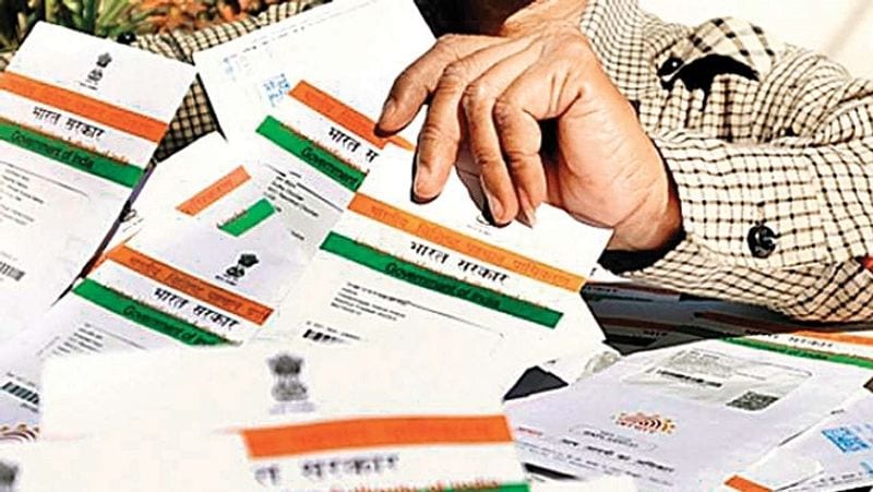 कई बार आधार कार्ड (Aadhaar Card) बनवाते समय उसमें कई तरह की गलतियां रह जाती हैं, जिनसे आगे चल कर काफी परेशानी होती है। इन गलतियों को समय रहते ठीक करवा लेना जरूरी है। आधार कार्ड की गलतियों को ठीक करवाने के कुछ नियम हैं। इनके बारे में जानकारी नहीं होने से लोगों को काफी परेशानी का सामना करना पड़ता है। (फाइल फोटो)