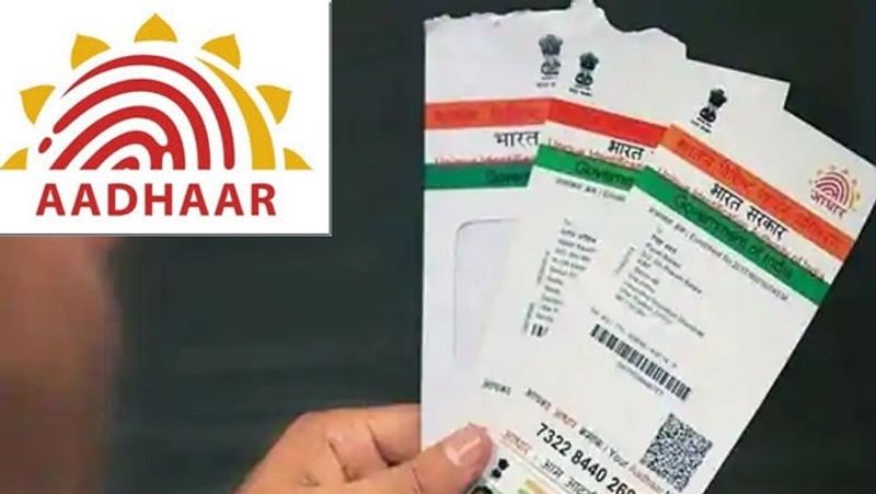 यूनिक आइडेंटिफिकेशन अथॉरिटी ऑफ इंडिया (UIDAI) ने ट्वीट में कहा है कि भले ही आप आधार कार्ड में एक बदलाव करवाएं या फिर कई बदलाव करवाएं, बायोमेट्रिक अपडेट के लिए 100 रुपए का शुल्क देना होगा। वहीं, अगर आप सिर्फ डेमोग्राफिक डिटेल में बदलाव करवाते हैं तो उसके लिए सिर्फ 50 रुपए का भुगतान करना होगा। आधार कार्ड में किसी भी बदलाव के लिए वैलिड डॉक्युमेंट्स का होना जरूरी है। इन डॉक्युमेंट् के आधार पर ही ऐड्रेस अपडेट या जन्म की तारीख में बदलाव किए जाते हैं। फिलहाल, यूआईडीएआई 32 डॉक्युमेंट्स को आइडेंटिटी प्रूफ, 45 डॉक्युमेंट्स को ऐड्रेस प्रूफ और 15 डॉक्युमेंट्स को जन्म की तारीख में बदलाव के लिए वैलिड मानता है। (फाइल फोटो)