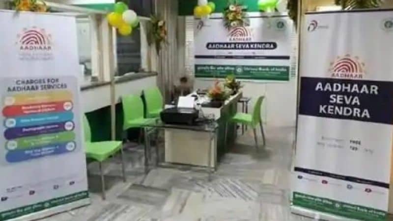 आधार कार्ड (Aadhaar Card) अगर खो जाता है, तो इससे ज्यादा परेशान होने की जरूरत नहीं है। यूनिक आइडेंटिफिकेशन अथॉरिटी ऑफ इंडिया (UIDAI) ने कहा है कि आधार कार्ड या एनरोलमेंट स्लिप के खो जाने पर आप हेल्पलाइन नंबर 1947 पर कॉल कर एनरोलमेंट आईडी (EID) दोबारा हासिल किया जा सकता है। इसके अलावा https://resident.uidai.gov.in/lost-uideid पर क्लिक कर के भी एनरोलमेंट या आधार कार्ड नंबर दोबारा हासिल किया जा सकता है। (फाइल फोटो)