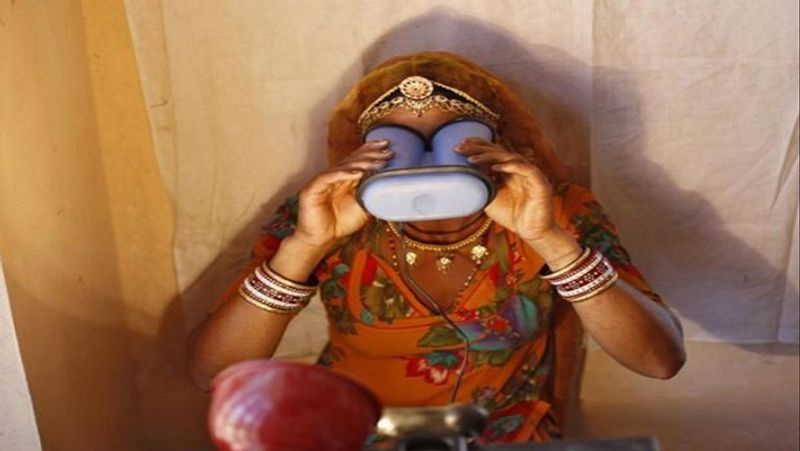 यूनिक आइडेंटिफिकेशन अथॉरिटी ऑफ इंडिया (UIDAI) की वेबसाइट से आधार कार्ड की पीडीएफ कॉपी आसानी से डाउनलोड की जा सकती है। आधार कार्ड की पीडीएफ या डिजिटल कॉपी भी प्रिंटेड कार्ड की तरह वैलिड होती है। आधार कार्ड को जारी करने वाले ऑर्गनाइजेशन यूनिक आइडेंटिफिकेशन अथॉरिटी ऑफ इंडिया (UIDAI) के मुताबिक, आधार कार्ड की पीडीएफ कॉपी को कोई अस्वीकार नहीं कर सकता है। आधार कार्ड की पीडीएफ कॉपी को डाउनलोड करने के लिए आधार नंबर, एनरोलमेंट आईडी या वर्चुअल आईडी में से किसी एक की जरूरत होती है। इसके अलावा यह जरूरी है कि UIDAI के साथ लिंक आपका मोबाइल नंबर एक्टिव हो। (फाइल फोटो)