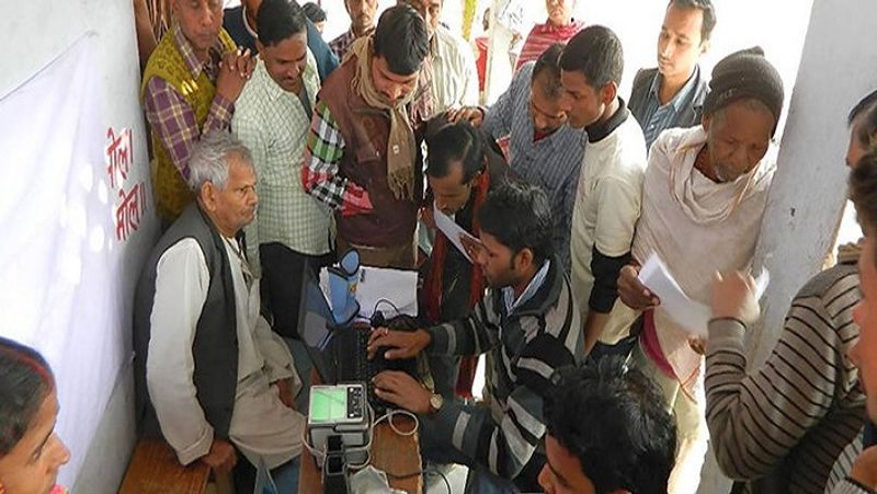 यूनिक आइडेंटिफिकेशन अथॉरिटी ऑफ इंडिया (UIDAI) के नियमों के मुताबिक, 5 से लेकर 15 साल तक के बच्चों के बायोमेट्रिक अपडेट के लिए कोई चार्ज नहीं लगता है। वहीं, 15 साल से ज्यादा उम्र के लोगों का बायोमेट्रिक अपडेट कराने के लिए 50 रुपए बतौर शुल्क देने होते हैं। (फाइल फोटो)