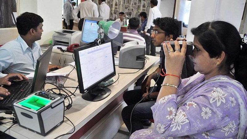 अगर कोई आधार सर्विस सेंटर पर जाकर अपने आधार कार्ड का कलर प्रिंट आउट निकलवाता है, तो 30 रुपए फीस लगती है। आधार कार्ड में अपडेट के लिए आधार सर्विस सेंटर पर अगर ज्यादा फीस मांगी जाती है, तो इसकी शिकायत टोल फ्री नंबर 197 पर की जा सकती है। इसके अलावा help@uidai.gov.in पर भी ईमेल के जरिए इसकी जानकारी दी जा सकती है। (फाइल फोटो)