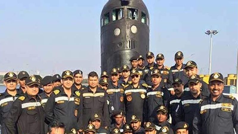 एक पनडुब्बी में 100 से अधिक ऑफिसर और सेलर महीनों बिताते हैं। इस दौरान उनका अपनी फैमिली से कोई कांटेक्ट नहीं रहता