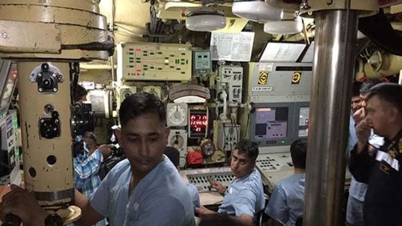ये सबमरीन सोनार रेडिएशन के आधार पर काम करता है। इन्हें कोई मिशन दिया जाता है, जिसे पूरा करने के बाद टीम वापस लौटती है।