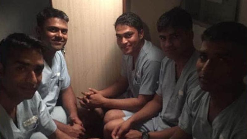 सेलर्स को पनडुब्बी में छोटी सी जगह पर सोना पड़ता है। काफी कम स्पेस में करीब पांच से छह लोग सो जाते हैं।