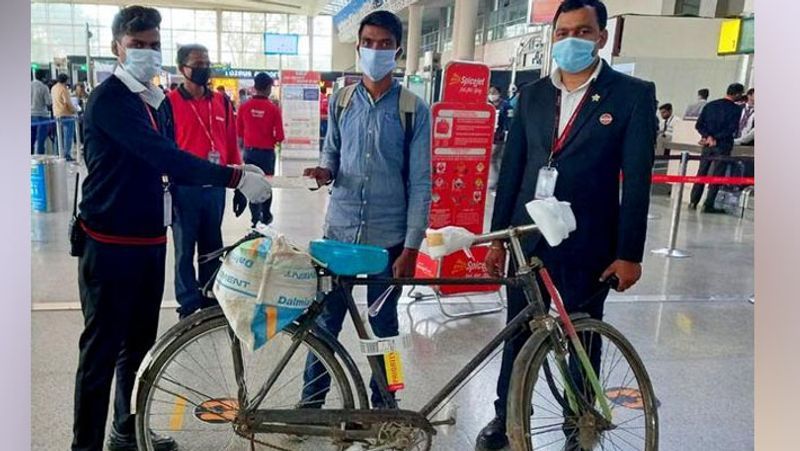 सोनू सूद ने अरमान के मुंबई और जाने तक का खर्चा खुद उठाया। यही नहीं, उसकी साइकिल भी फ्लाइट से उसके साथ भेजी। आगे पढ़ें इसी कहानी के बारे में...
