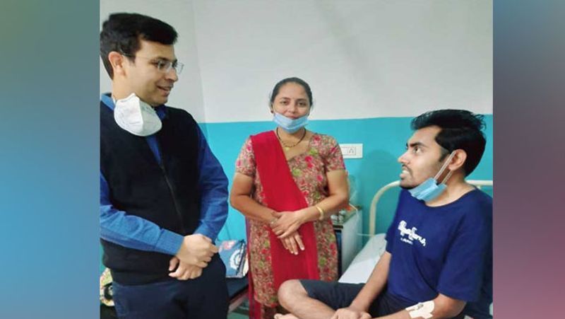 अमन कितना दर्द झेल रहे थे, इसका अंदाजा कोई नहीं लगा सकता। उन्होंने बताया कि वे सीधे हाथ से कोई चीज नहीं पकड़ पाते थे। दर्द से बेचैन हो जाते थे। धीरे-धीरे गर्दन के पिछले हिस्से में असहनीय दर्द होने लगा। चलना-फिरना यहां तक कि बैठना तक मुश्किल हो गया। अमन के पिता दलजीत ऑटो चलाते हैं। वे कहते हैं कि सोनू सूद ने उनके बेटे को दूसरा जन्म दिया है। आगे पढ़ें इसी कहानी के बारे में...
(करनाल के विर्क अस्पताल में अमन और उनकी मां राजेंद्र कौर के साथ डॉ. अश्वनी कुमार)