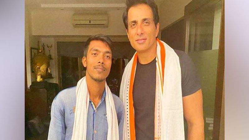 सोनू सूद ने बताया कि अरमान को अपनी साइकिल से बहुत प्यार था, इसलिए वो उसे छोड़ना नहीं चाहता था। अरमान को उम्मीद नहीं थी कि सोनू सूद से उन्हें इतना मान-सम्मान और प्यार मिलेगा। मुंबई से वापस बिहार लौटते समय उसकी आंखों से आंसू निकल पड़े।
