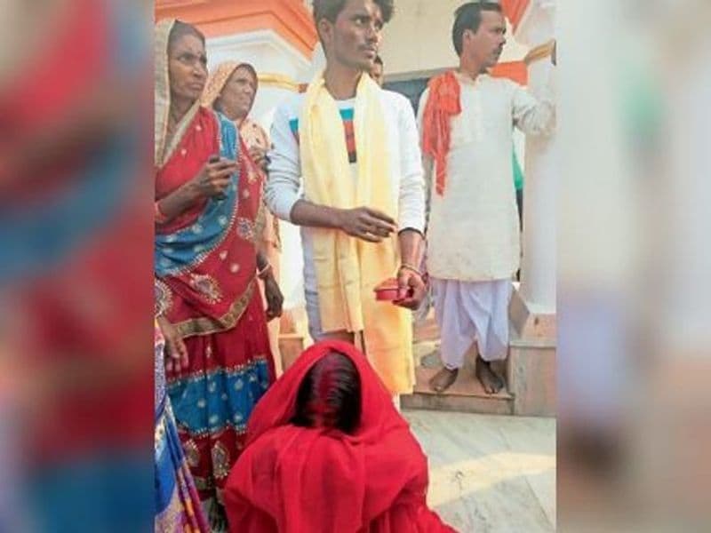 चांदन थाना क्षेत्र के गोविंदपुर निवासी 20 वर्षीय युवक एक 16 साल की लड़की से प्यार करता था। प्रेमी युवक अपने गांव से टेलबा बाजार प्रेमिका से मिलने आया था। दोनों, टेलवा मध्य विद्यालय के निकट बात कर रहे, तभी ग्रामीणों ने पकड़ लिया।