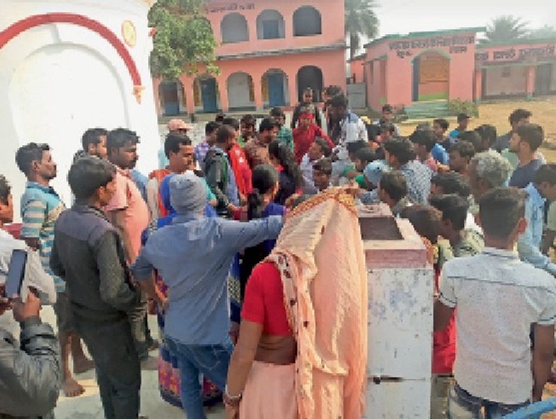प्रेमी की पिटाई करने के बाद के बाद उसे लड़की के पिता व ग्रामीण पकड़कर लेटवा ले गए। गांव में लड़की के पिता ने गांव वालों से बात विचार कर दोनों प्रेमी युगल को मध्य विद्यालय टेलवा बाजार स्थित शिव मंदिर में लाकर गुरुवार को हिन्दू रीति-रिवाज से शादी करवा दी। 