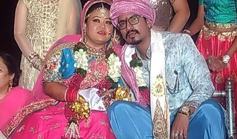 भारती और हर्ष टीवी के साथ असल जिंदगी में भी खूब धूम मचाते हैं। दोनों की जोड़ी लोगों को बेहद पसंद आती है। उनकी तस्वीरों पर उनके फैंस लाइक्स और कमेंट्स द्वारा बेहद प्यार दे रहे हैं साथ में बधाइयां भी। 