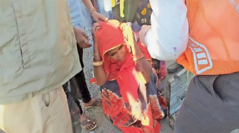 हादसे के बाद बस चालक फरार हो गया। पुलिस कह रही है कि शुरुआती जांच में यह हादसा गैस पाइप लाइन बिछाने वाली फर्म की लापरवाही से हुआ, क्योंकि 80 फीट लंबे और एक फीट चौड़ाई वाले वजनी पाइप को महज एक हाइड्रो मशीन से उठाकर कंट्रोल करना संभव नहीं होता।